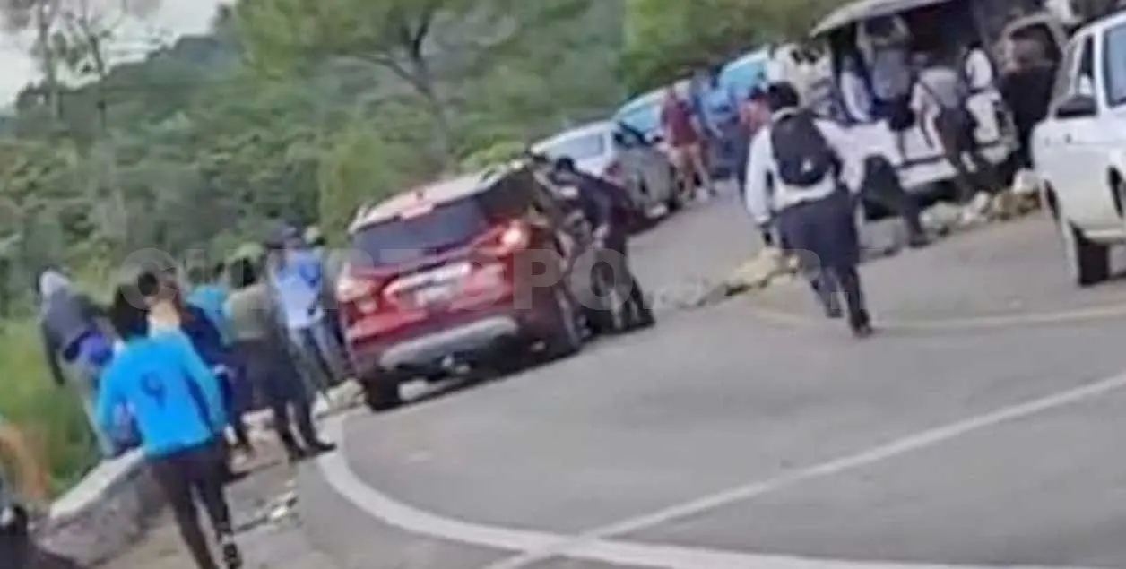 La unidad fue vandalizada en el municipio de Oxchuc cuando los turistas trataron de pasar el bloqueo. Manuel Martínez / CP