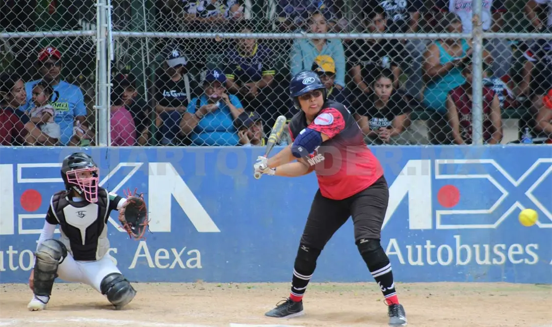Un majestuoso “hit” de Marion González brindó la oportunidad de que sus compañeras, junto con ella, anotaran cuatro carreras. Carlos López/CP
