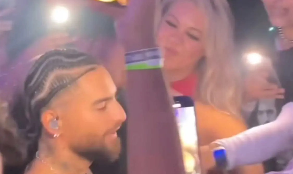 Fanática trata de besar a la fuerza a Maluma