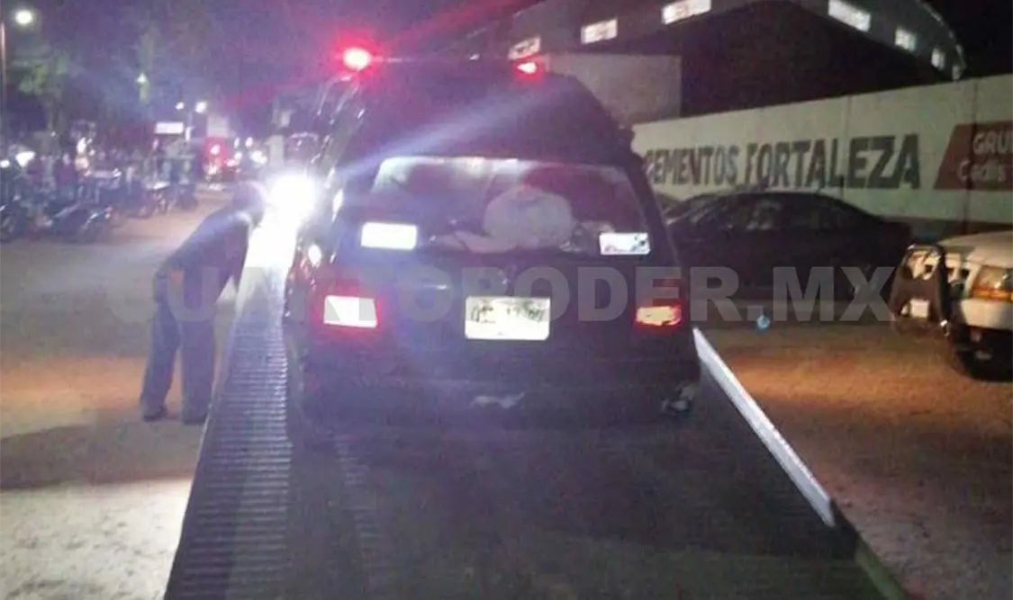 El vehículo Volkswagen Golf era manejado frenando y acelerando de manera intermitente, por lo cual fue asegurado. Manuel Martínez / CP