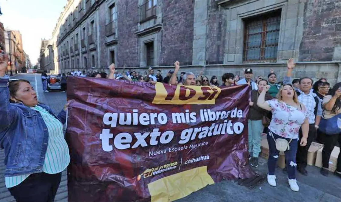 La comitiva estuvo conformada por madres y padres que juntaron las firmas. Cortesía