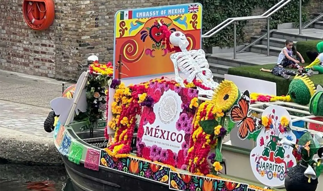 La trajinera llena de colores fue adornada con el nombre de México. Cortesía