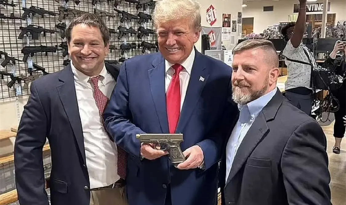 Donald Trump entró a una tienda de armas. Cortesía