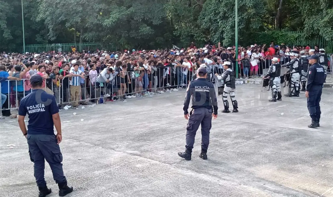 Las autoridades calcularon más de cuatro mil migrantes en el primer día de atención en las nuevas oficinas de la Comar. Víctor Sánchez / CP