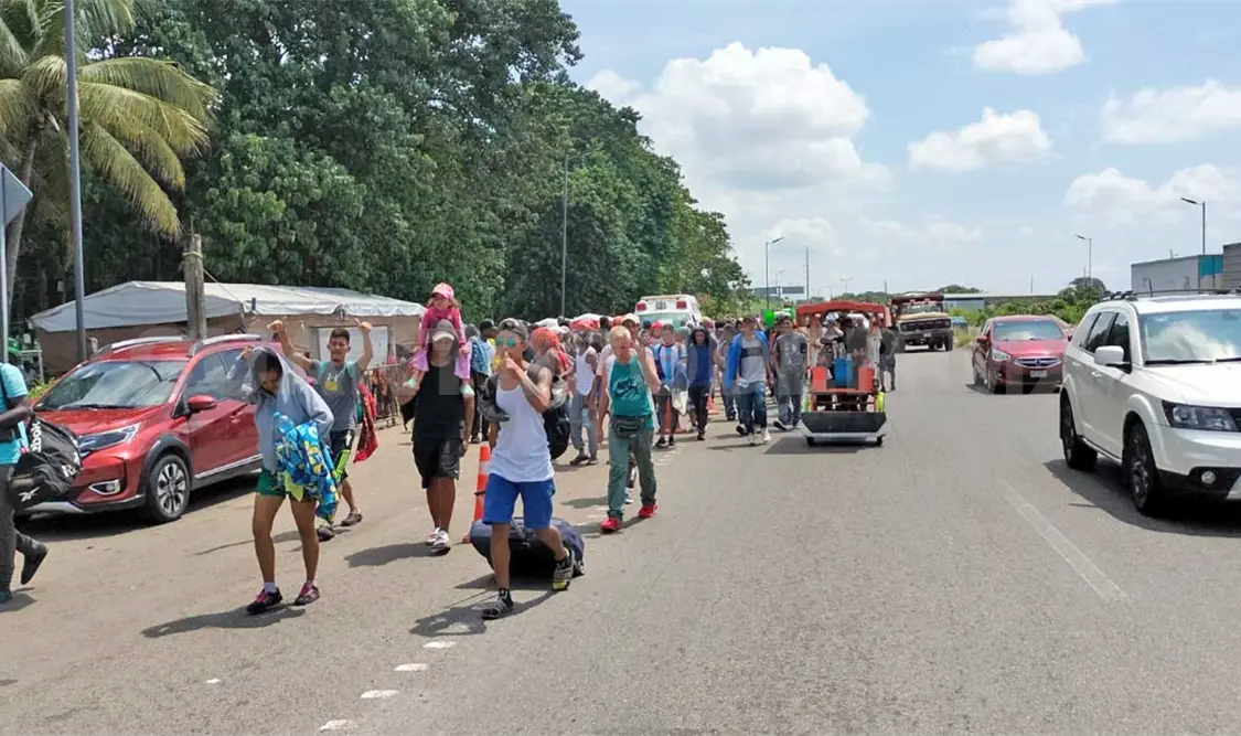 Los migrantes partieron hacia la carretera Costera, debido a la falta de respuesta a sus peticiones. Víctor Sánchez / CP
