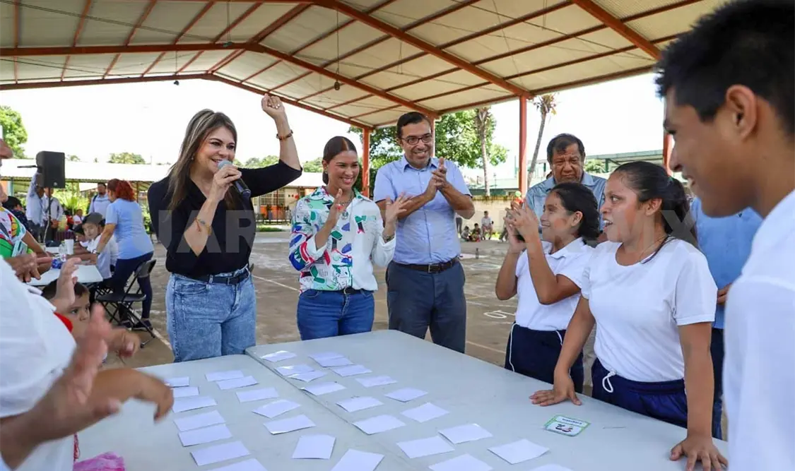 Urbina Castañeda interactuó junto con los menores en diversas actividades lúdicas alusivas al mes patrio. CP