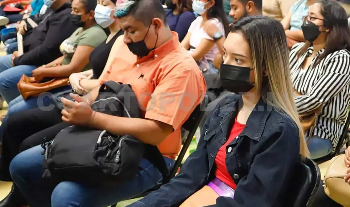 El delegado invitó a los jóvenes a que se registren en el programa y puedan aprovechar la beca. Cortesía