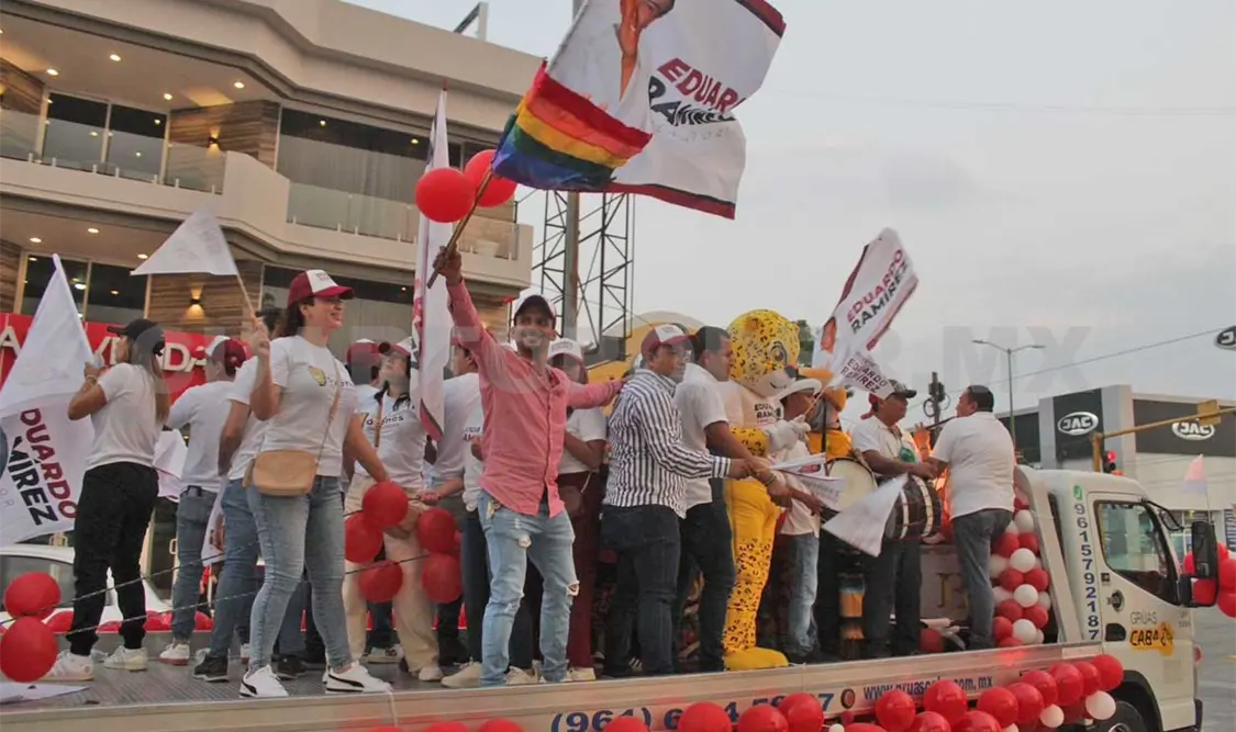Con gallo motorizado celebran su registro de ERA en el proceso de Morena. CP