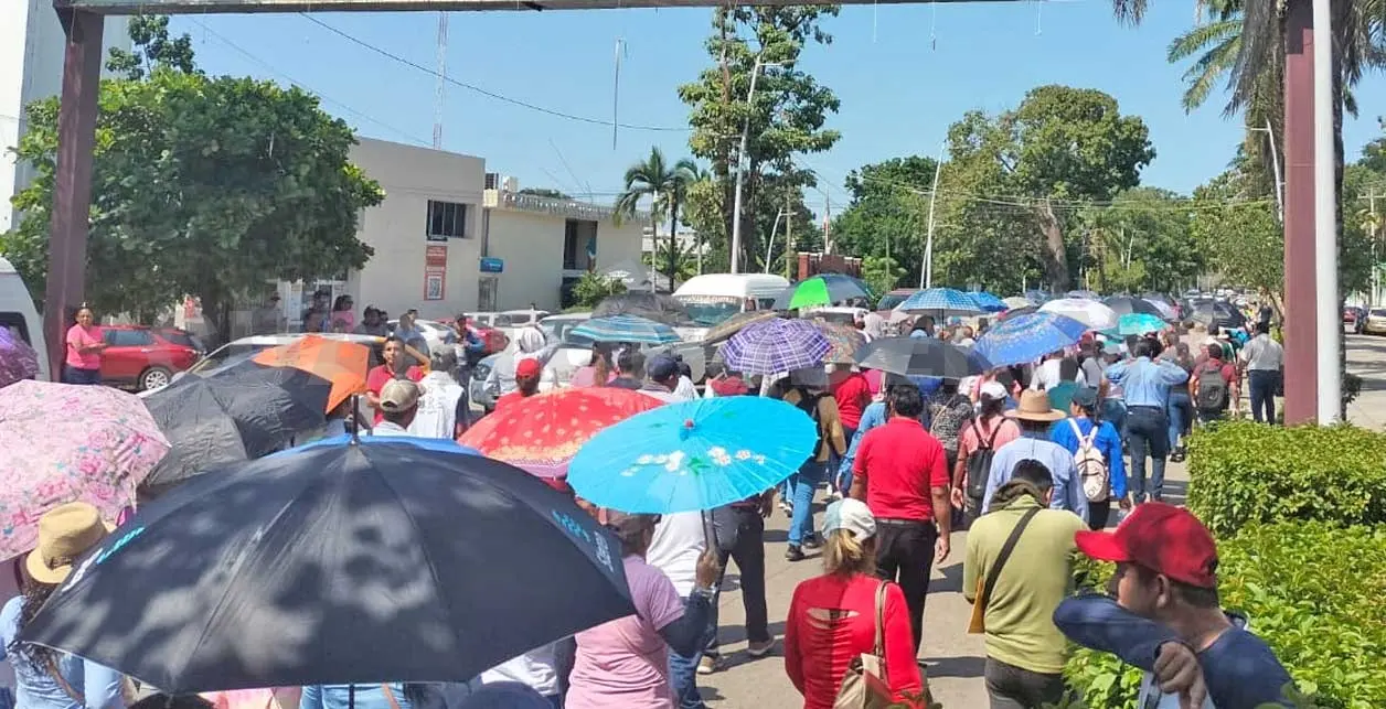 Cientos de profesores partieron de la glorieta Bonanza hacia el parque central Miguel Hidalgo, en donde hicieron un mitin. Víctor Sánchez / CP