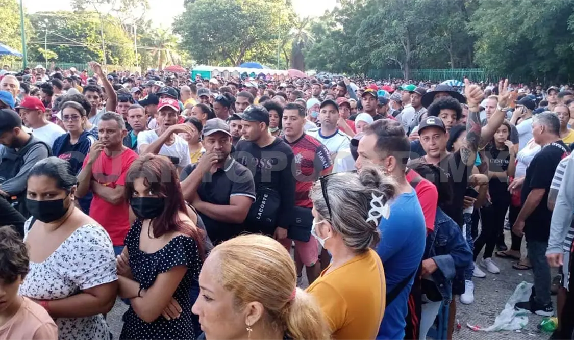 El INM ha movilizado a más de ocho mil extranjeros, pero la aglomeración en las instalaciones provisionales sigue en aumento. Víctor Sánchez / CP
