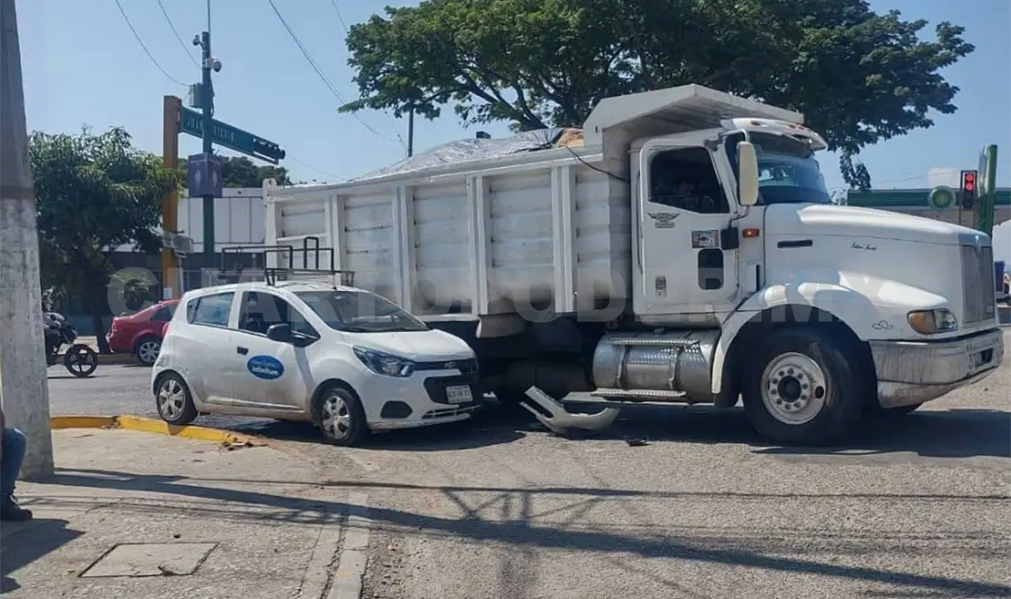 El accidente ocurrió la mañana de ayer en el bulevar Belisario Domínguez, en la capital del estado. Ulises López / CP