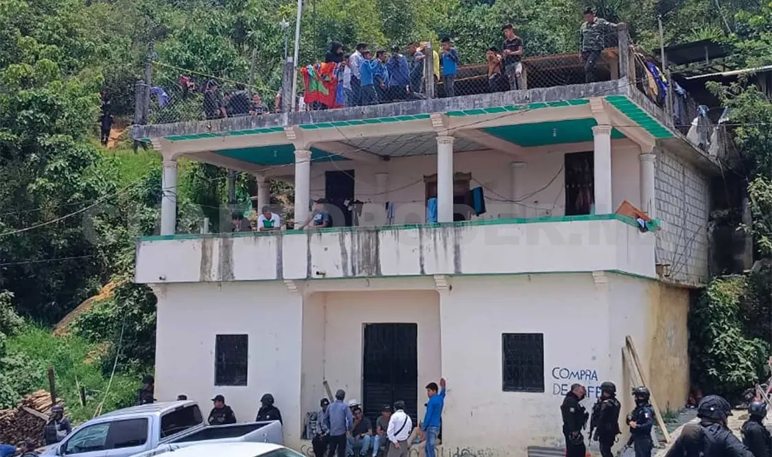 Las personas desplazadas permanecen viviendo en una bodega en la comunidad zapatista de Polhó. Manuel Martínez / CP