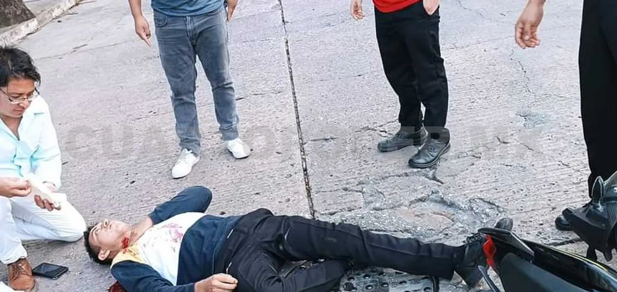 En malas condiciones sobre el pavimento quedó un motociclista luego de ser impactado ayer por la tarde. Ulises López / CP
