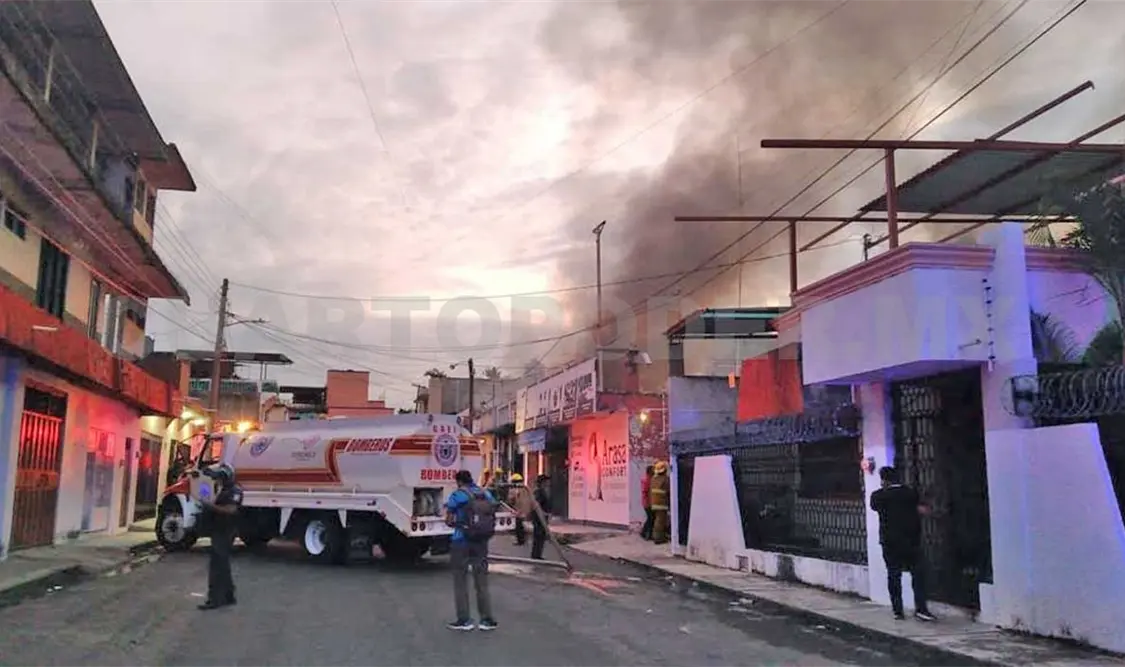 Personal de la Estación de Bomberos se presentó para sofocar el siniestro. Víctor Sánchez / CP