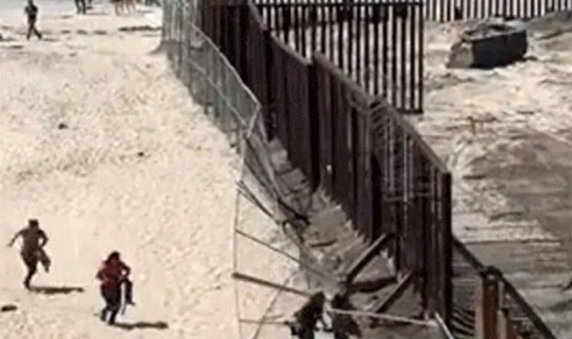 Los agentes no les aseguran cuándo podría abrirse la puerta del muro. Cortesía