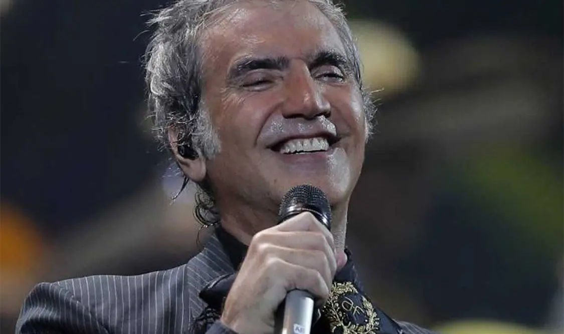 El Potrillo pide que público cante con él