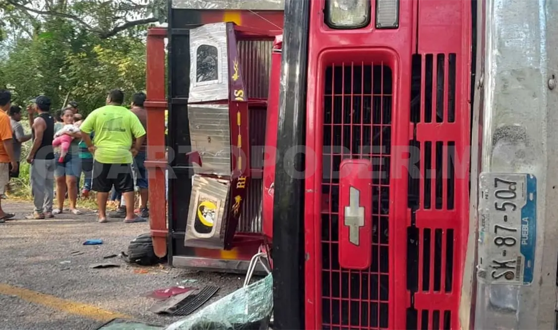 Cuatro decesos y 16 gravemente lesionados fue el resultado de la fatal volcadura. Ramiro López / CP