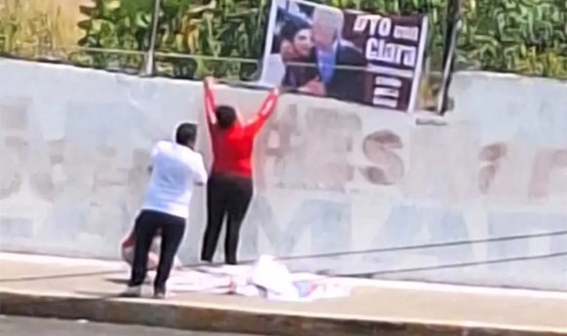 Personas afines a la delegada con licencia en Iztapalapa borraban una barda con el nombre de García Harfuch. Cortesía