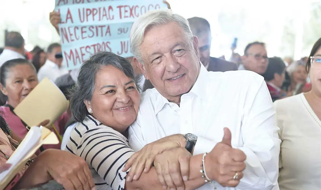 Emocionada, la maestra respondió el gesto después con un beso en la mejilla del jefe del Ejecutivo federal. Cortesía