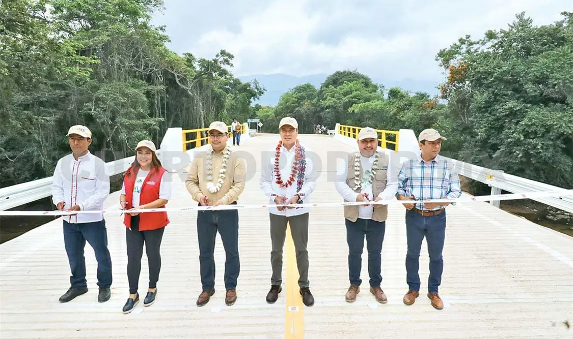 En el corte del listón inaugural de la reconstrucción del puente vehicular del camino Ocozocoautla-Domingo Chanona-La Gloria-El Ocote. CP