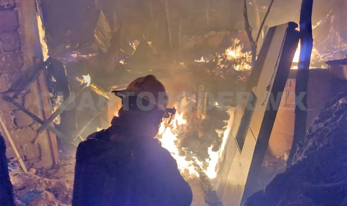 Alrededor de una hora necesitaron los bomberos para sofocar el fuego. Ulises López / CP