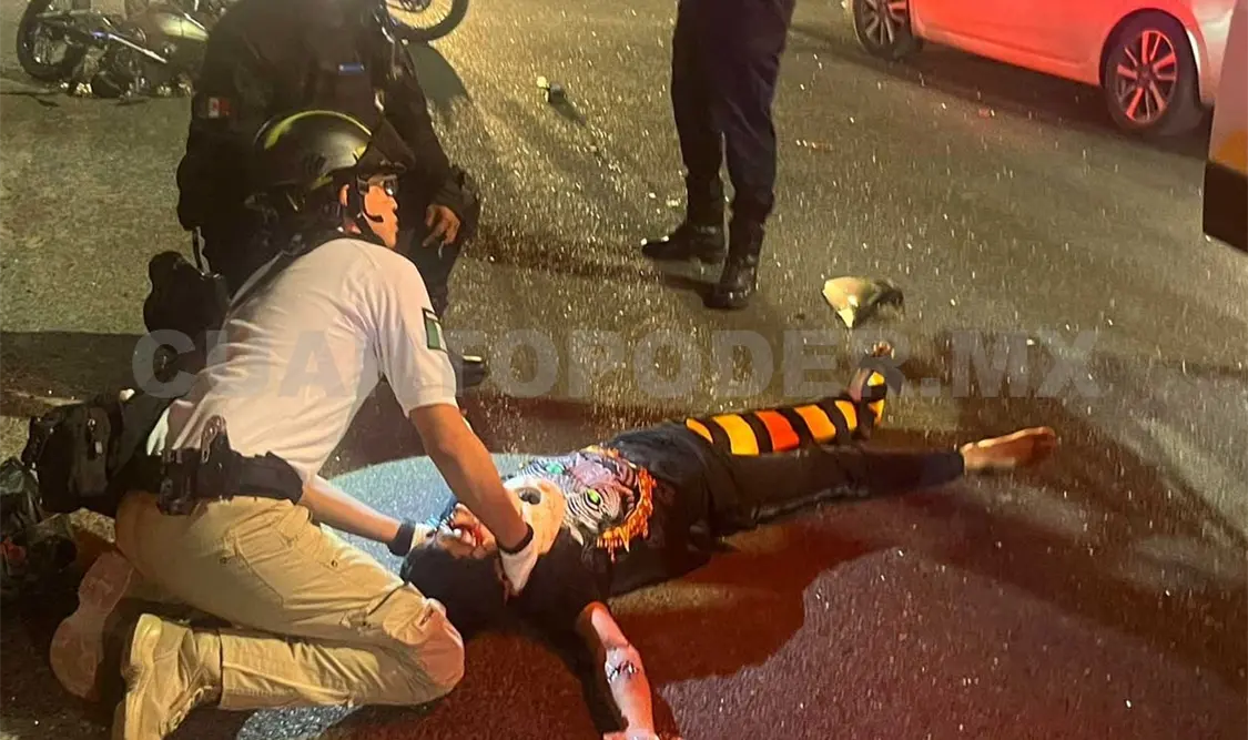 El motorista, de aproximadamente 18 años de edad, iba a exceso de velocidad sobre el bulevar Las Palmas y fue embestido por un Sentra. Ulises López / CP