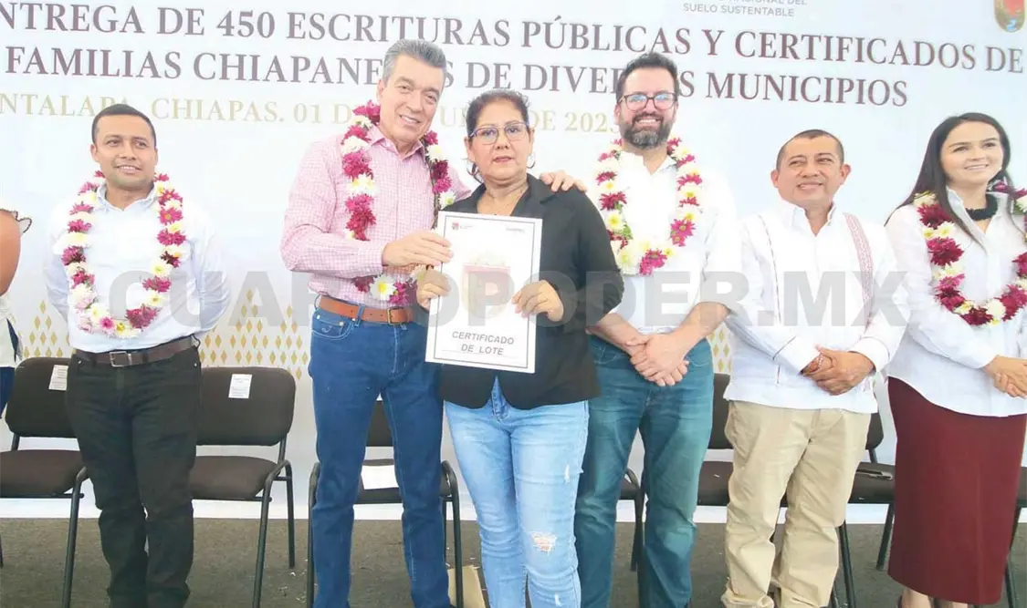El gobernador encabezó la entrega escrituras públicas y certificados de lote legal a familias de 23 municipios, desde el municipio de Cintalapa. CP