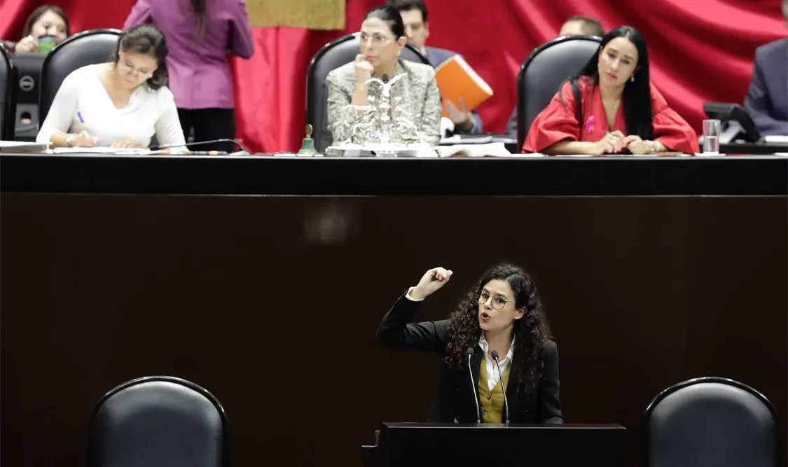 Mientras comparecía, Alcalde destacó que la política actual ha logrado sacar de la pobreza a cinco millones de mexicanos. El Universal