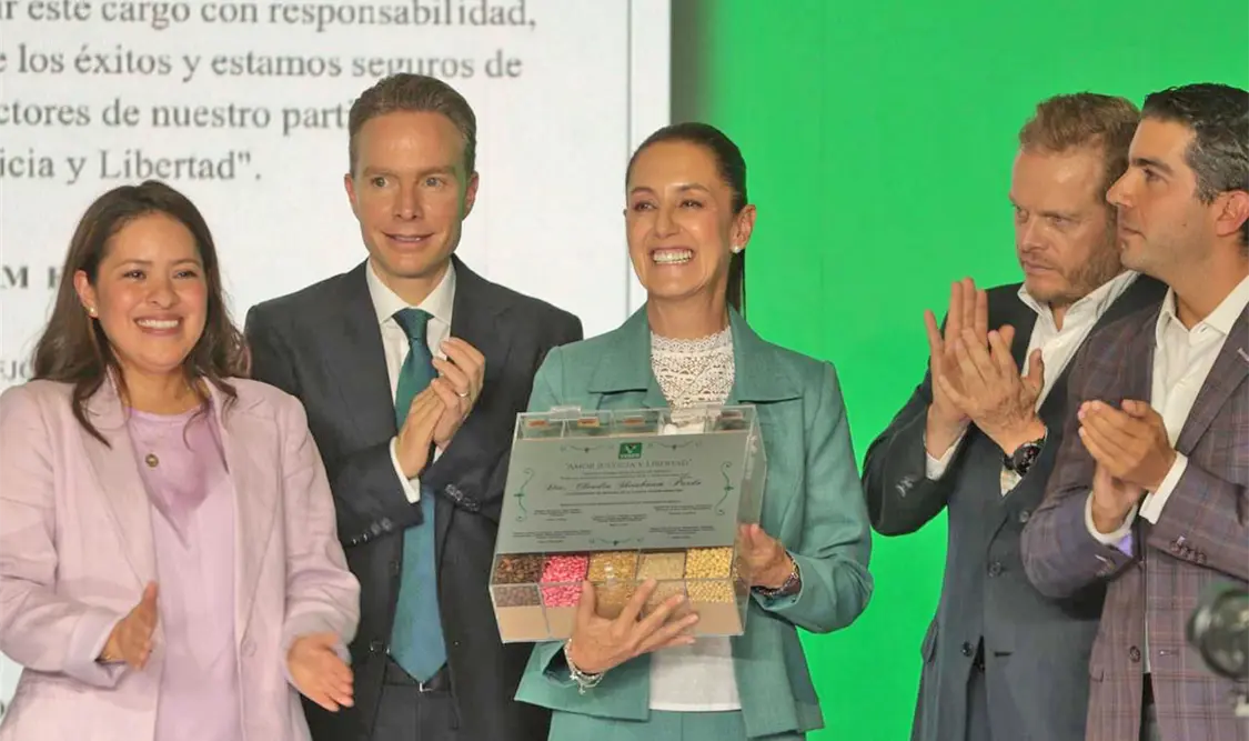 Sheinbaum recibe constancia del PVEM