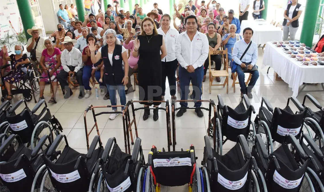 Margarita Sarmiento entrega ayudas técnicas y lentes graduados