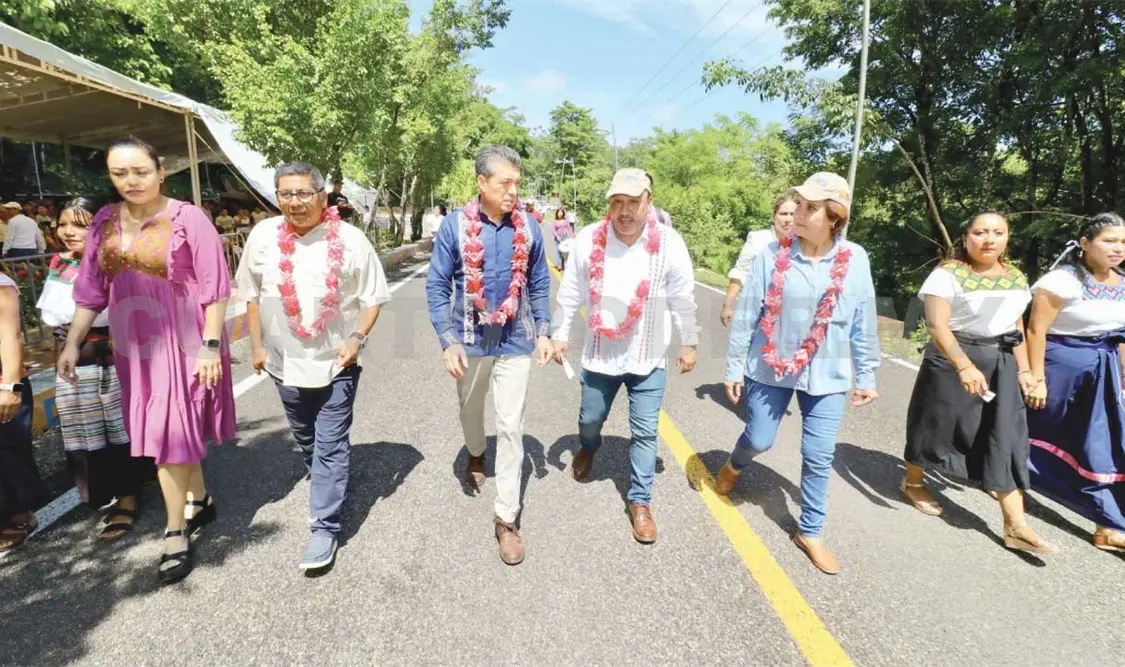 Rutilio Escandón inaugura tramos carreteros