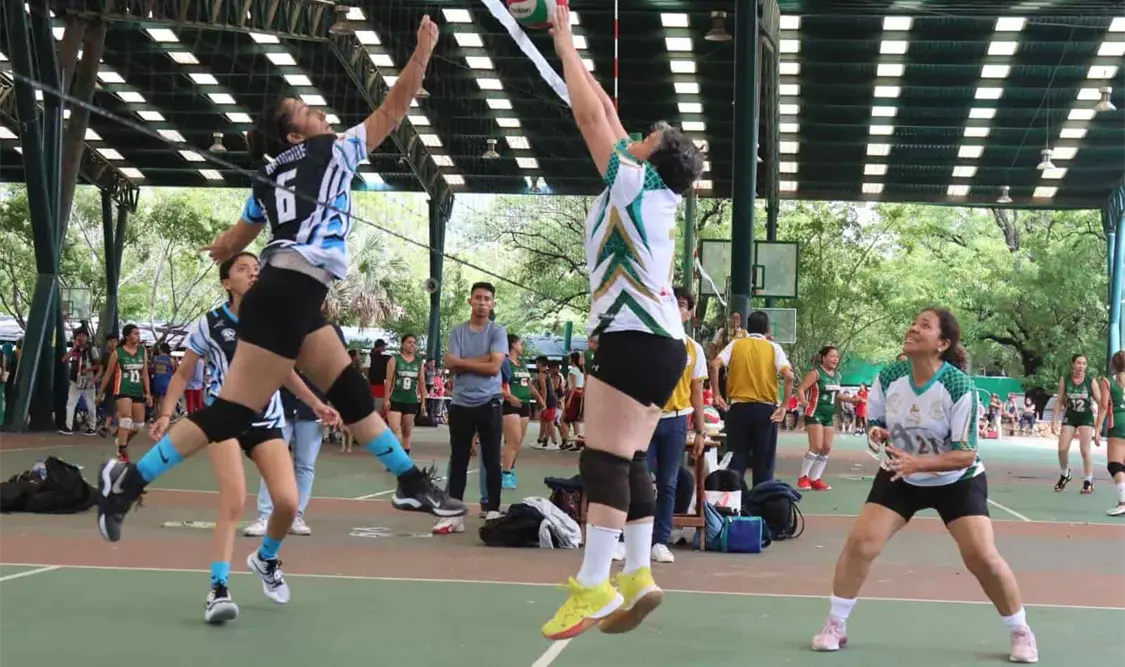 La intensidad del partido de la gran final del campeonato de Voleibol, se vivió de principio a fin. Diego Pérez/CP