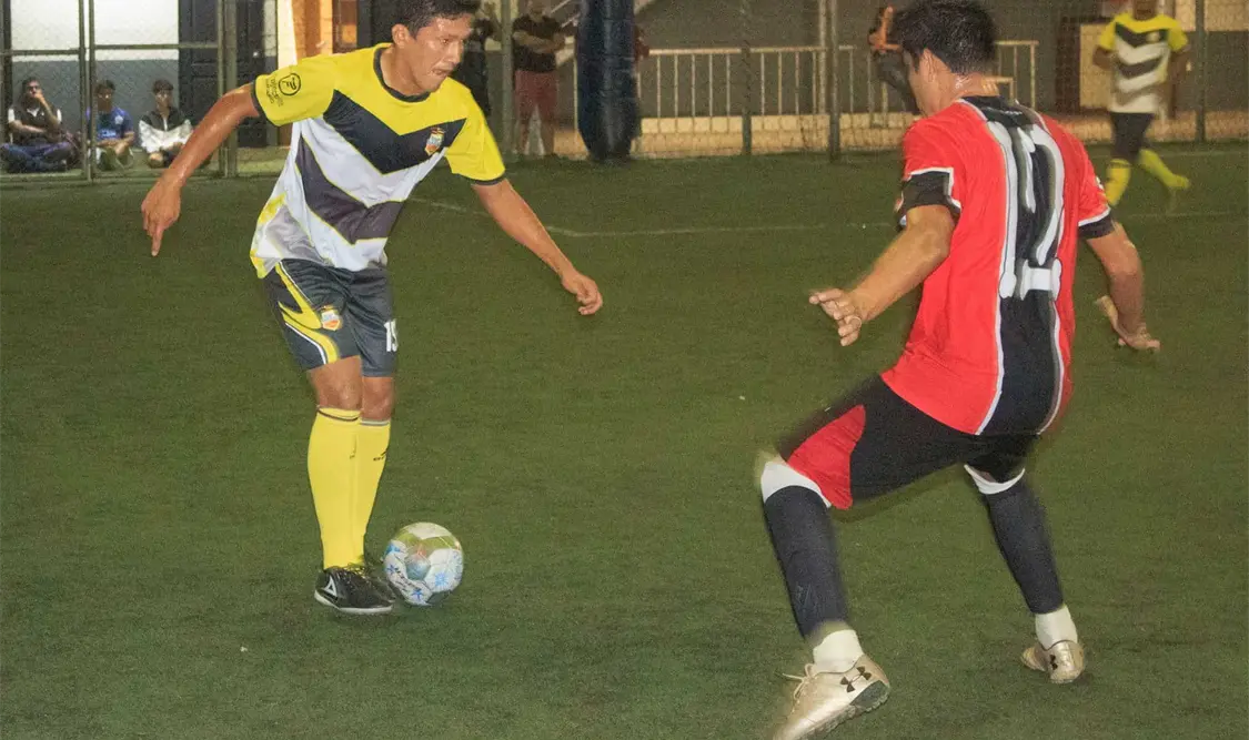 Mario Ruíz acercó a los suyos en la segunda parte del partido, pero al final se quedaron en el camino. Alan Pola/CP