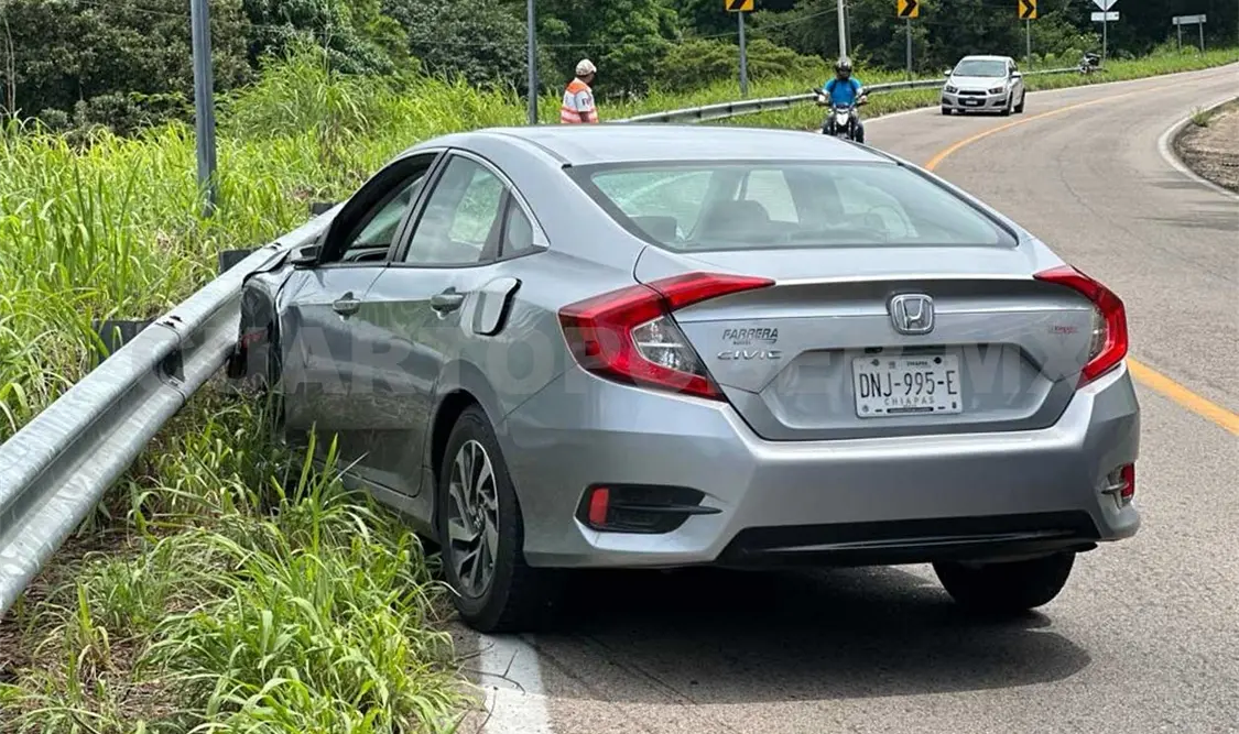 Chocan por supuesta invasión de carril