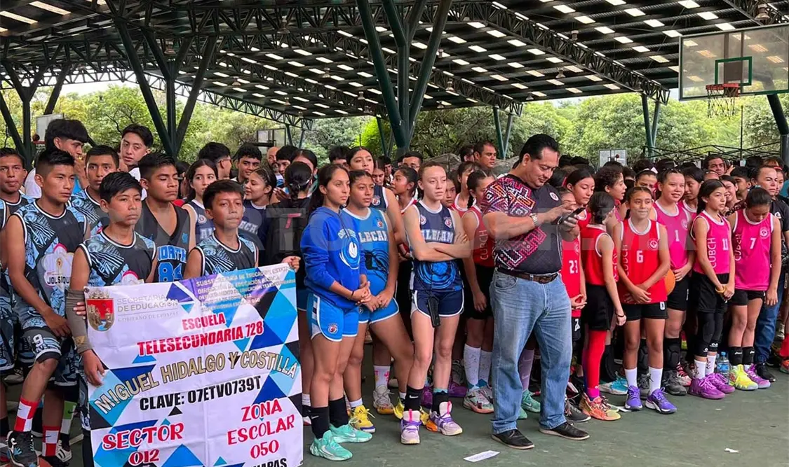 Durante la ceremonia de inauguración, los clubes fueron presentados uno por uno. Alan Pola/CP