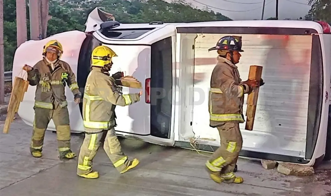 Miles de pesos en daños materiales fue el saldo del accidente ocurrido en el puente que divide a las colonias de San Cayetano y Paso Limón. Ulises López / CP