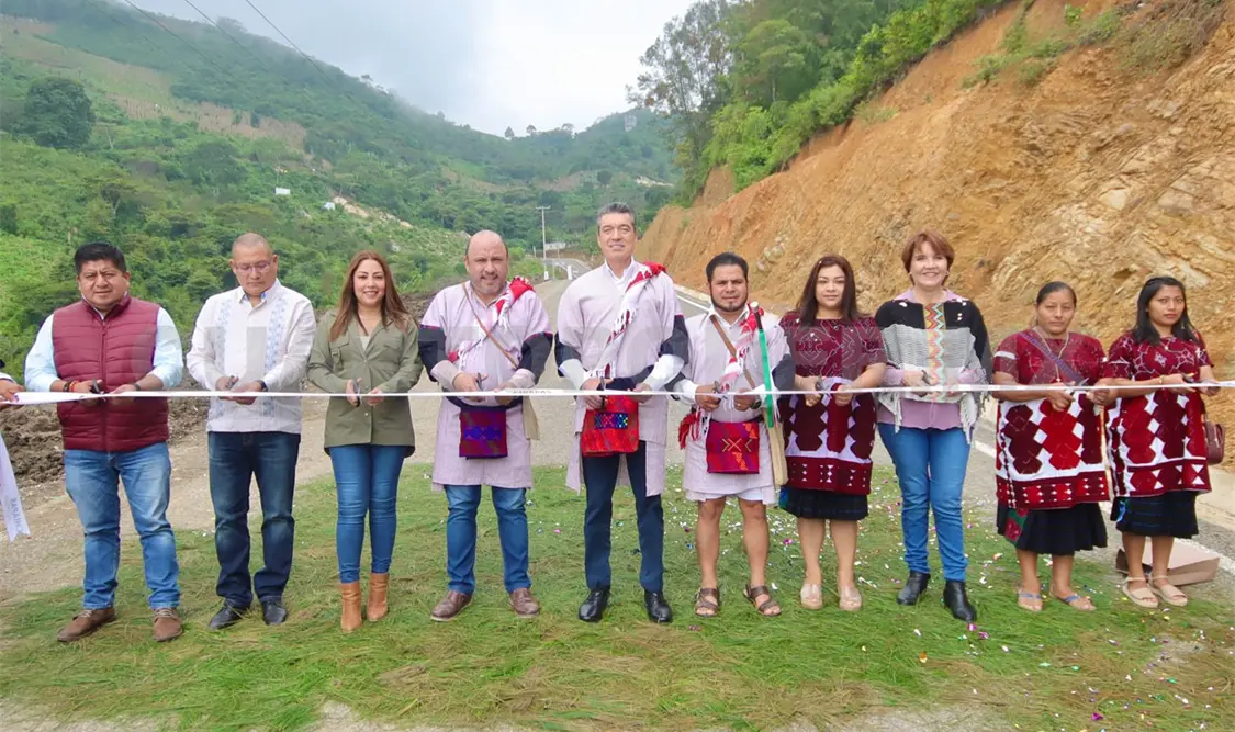 Inaugura REC camino y puente en Chalchihuitán