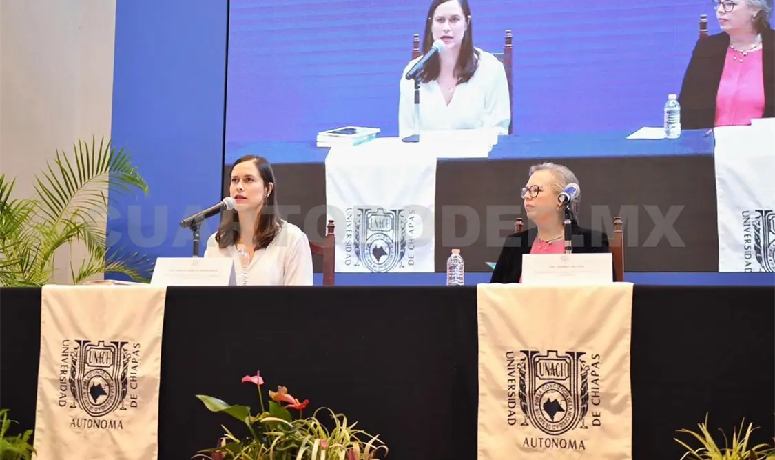 Diserta Bonnie J. Palifka ponencia en la Unach