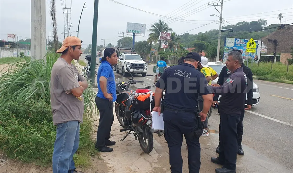 Derrapan su motocicleta y ambos resultan heridos