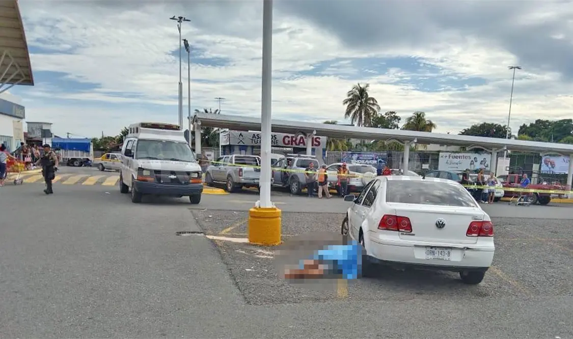 Asesinan a hombre en estacionamiento