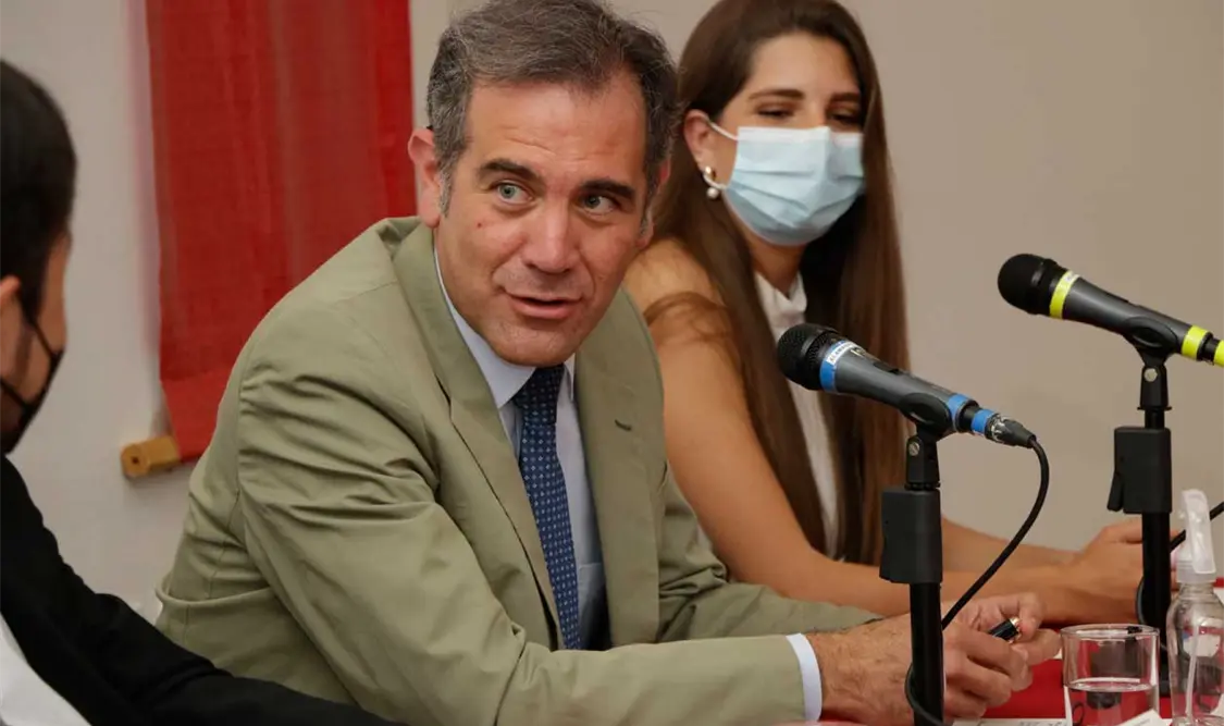 Denuncian irregularidades en INE