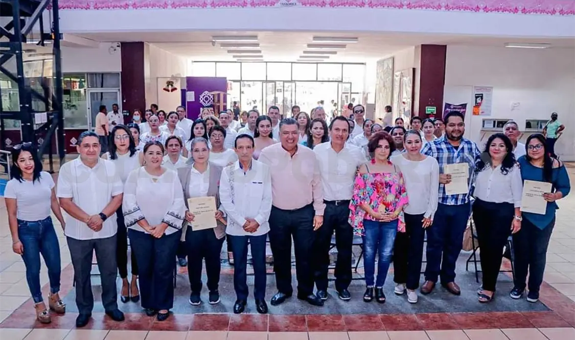 Ayuntamiento entrega constancias a trabajadores