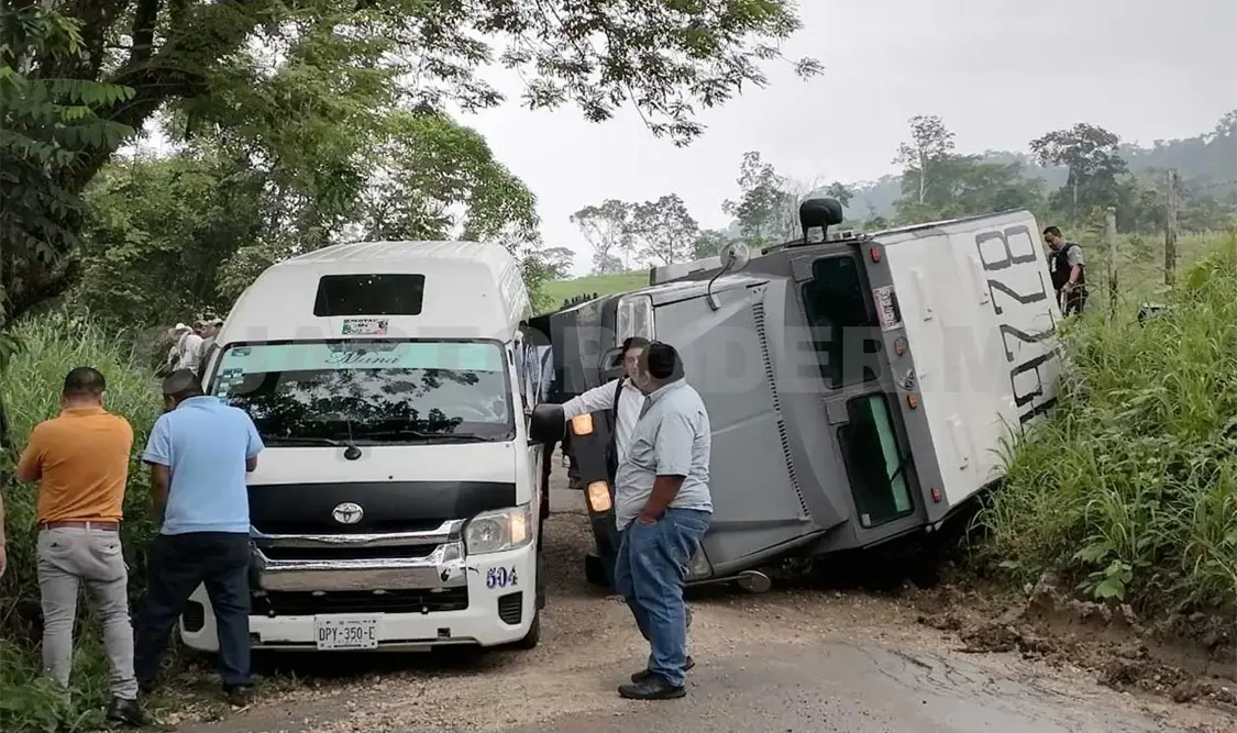 Vuelca camión de valores y evitan que lo rapiñen