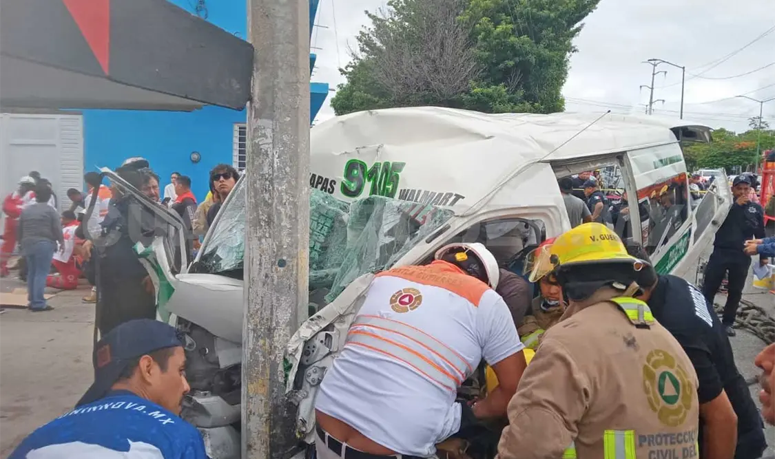Encontronazo de combi y automóvil deja tres muertos y 13 lesionados