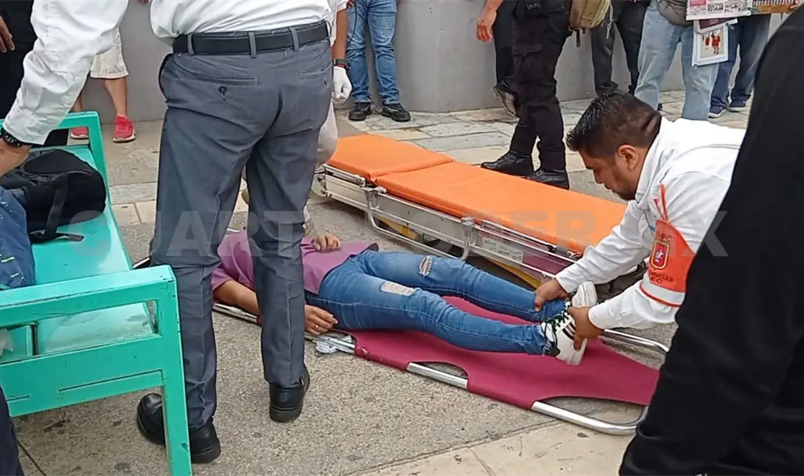 Tropieza al bajar de un colectivo