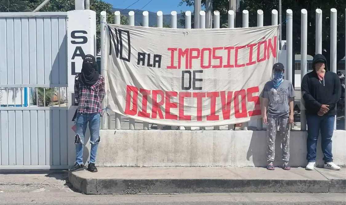 Normalistas toman escuela; piden no imponerles director