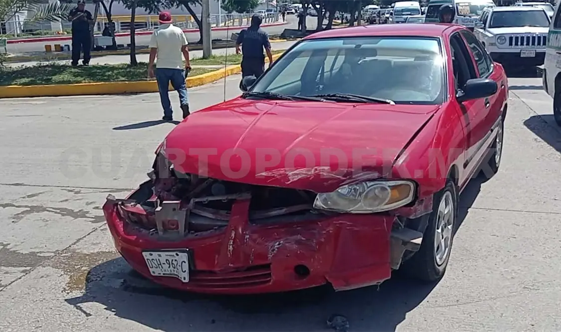 Colisionan particulares tras “semaforazo”