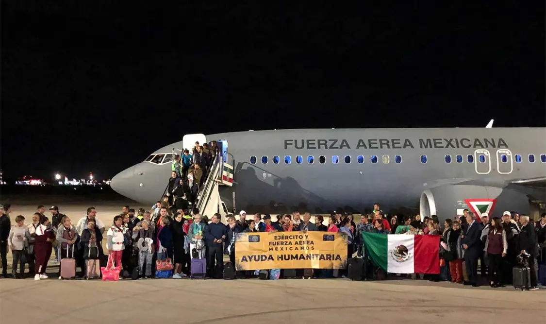 Aterriza primer avión con mexicanos