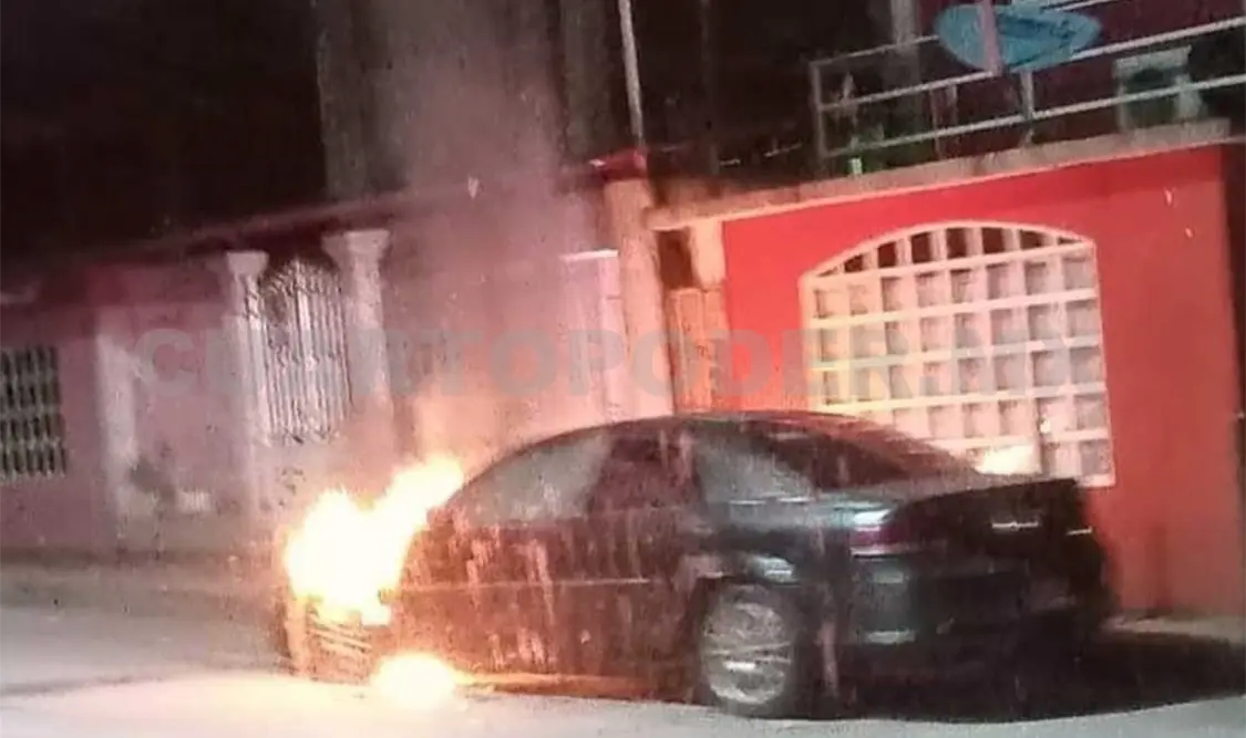 Vehículo abandonado se incendia y queda reducido a cenizas