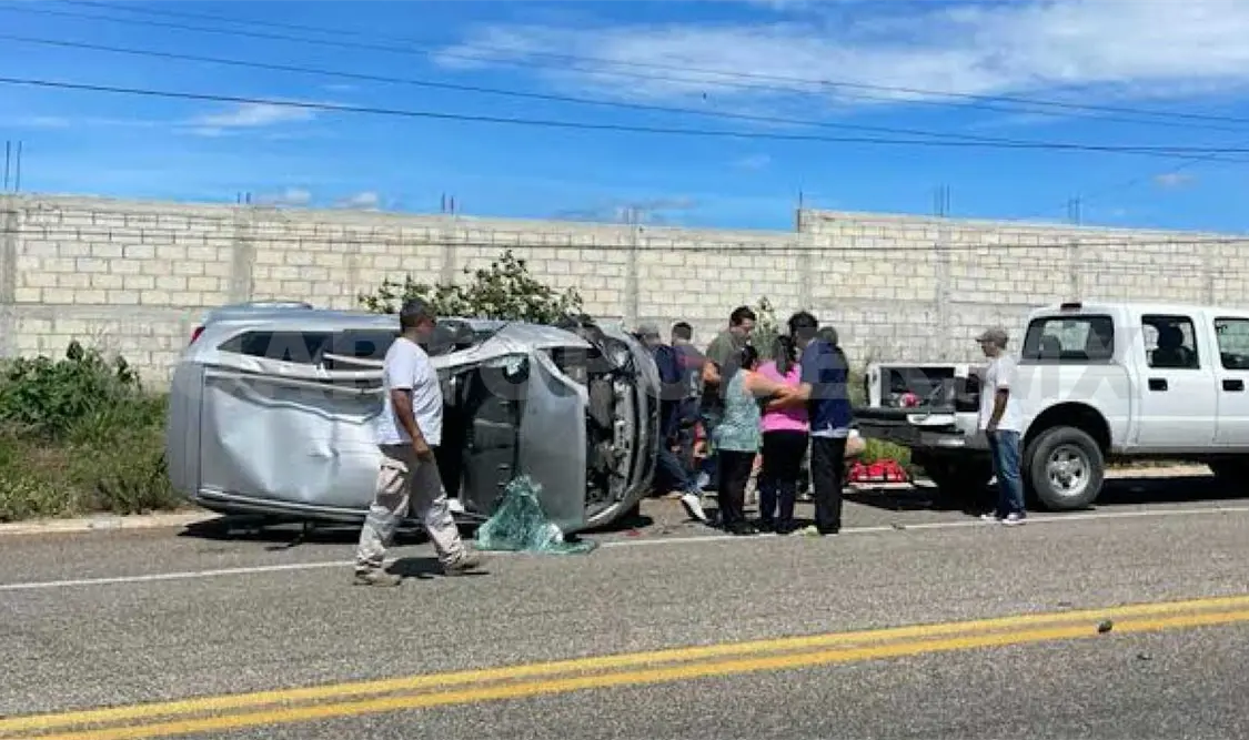 Fallece mujer en volcadura; uno más resulta lesionado